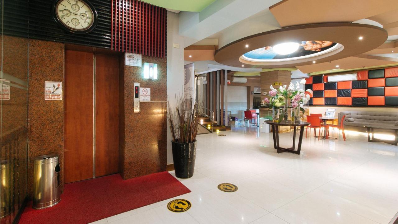 Hotel Reddoorz At Timog Avenue Ciudad Quezon Exterior foto